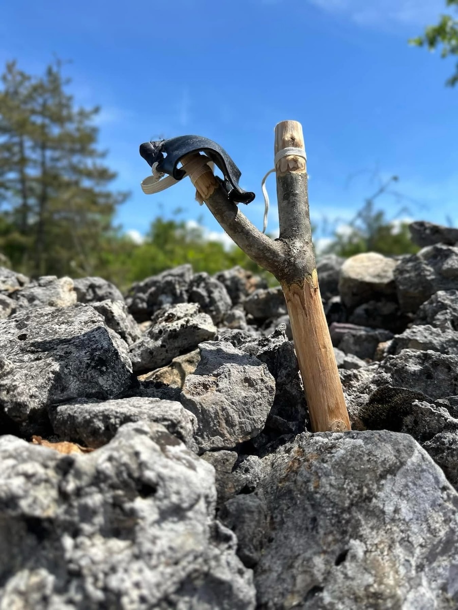 Praćka - a wooden slingshot